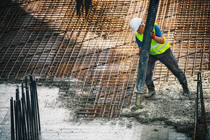 pracownik leje beton